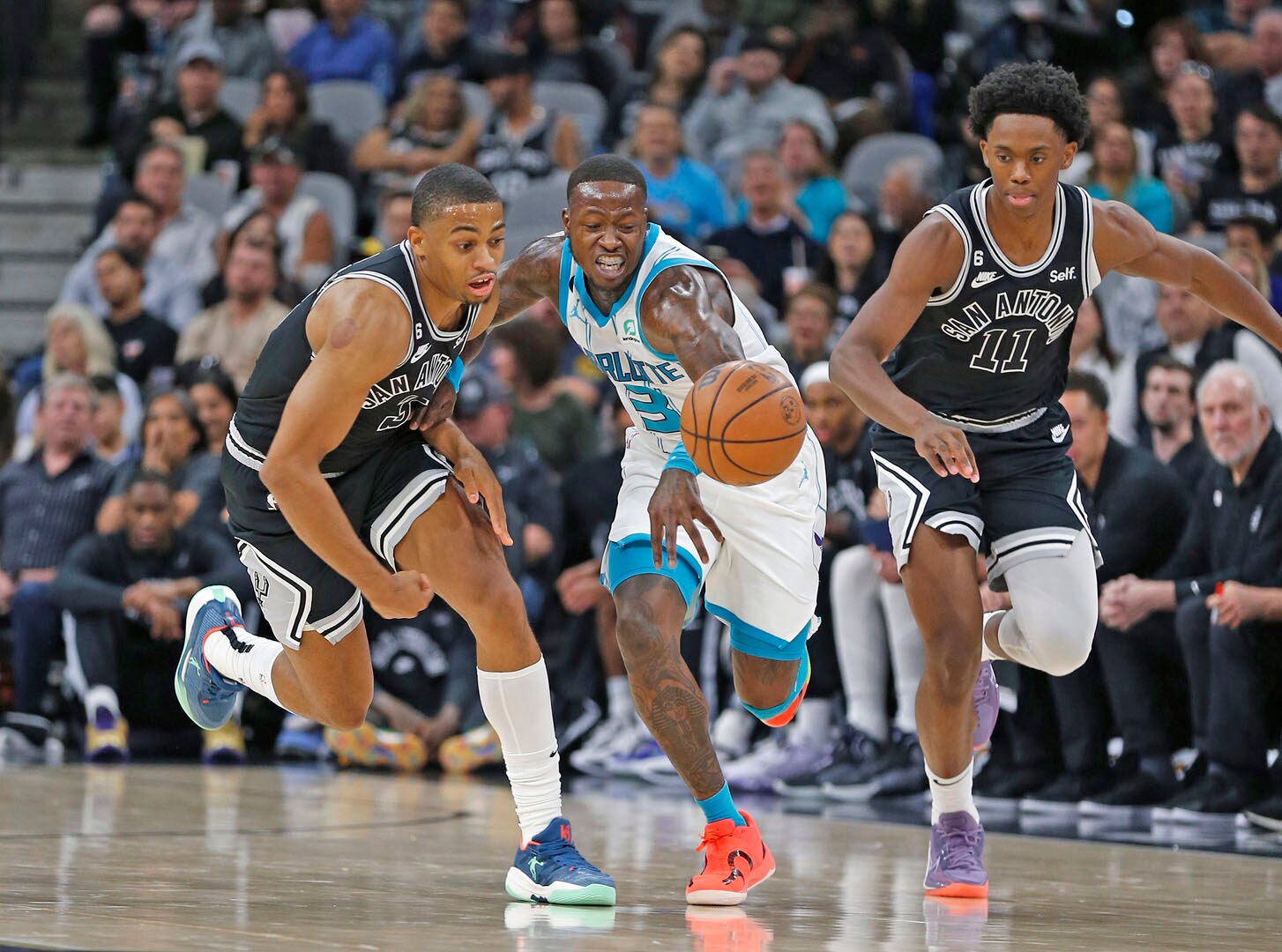 Nick Smith Jr. #00 of the Charlotte Hornets shoots against the San News  Photo - Getty Images
